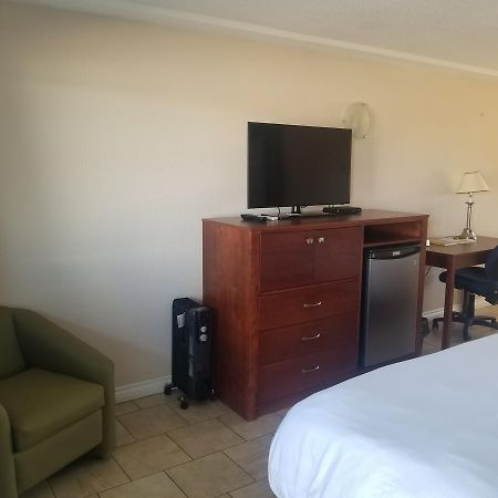 Super 8 By Wyndham Smoky Lake מראה חיצוני תמונה