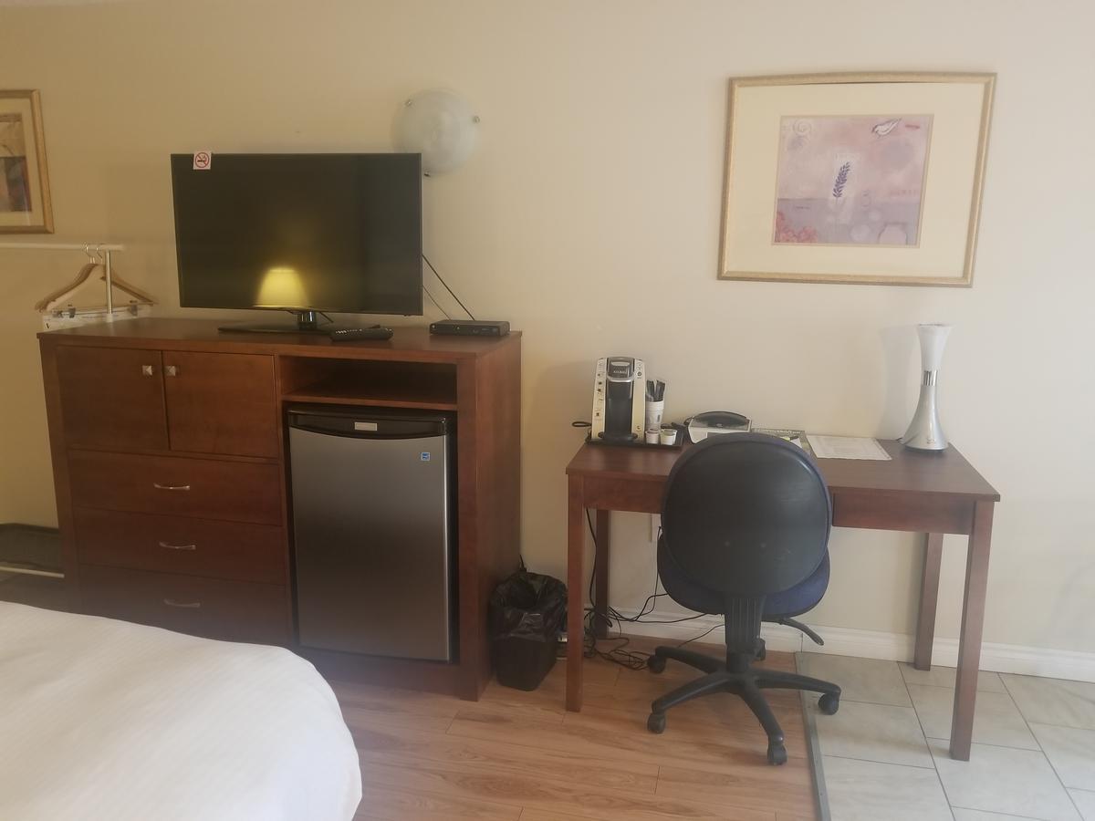 Super 8 By Wyndham Smoky Lake מראה חיצוני תמונה
